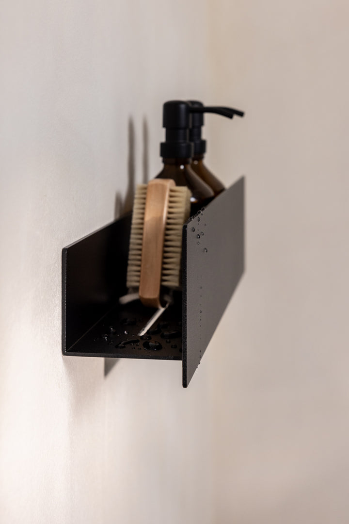 hylde til badet i sort