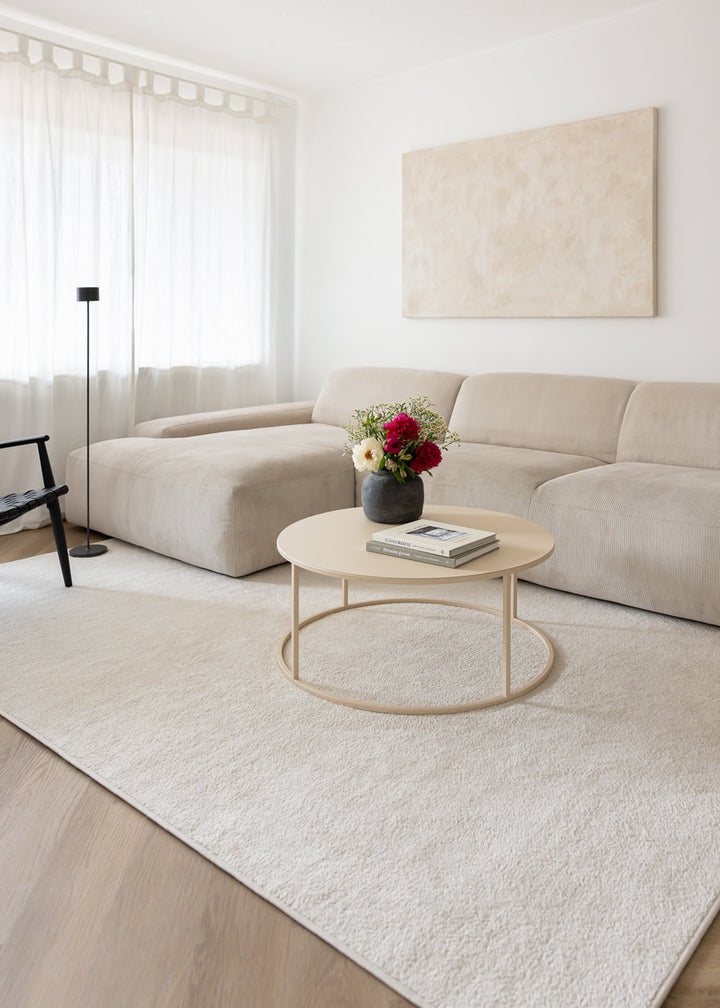 Beige sofabord rundt