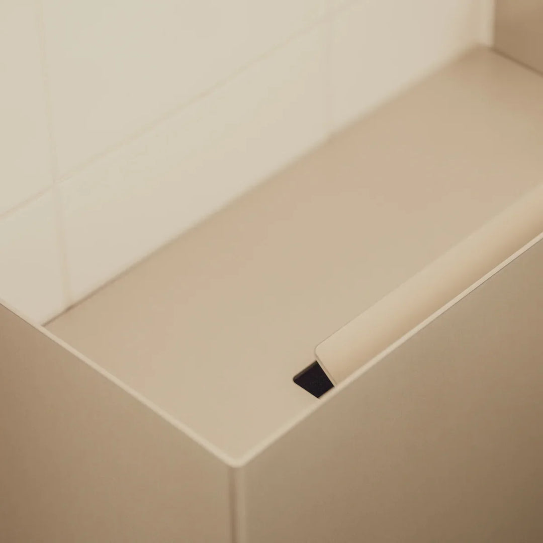 Riga skraldespande til væg i børstet stål