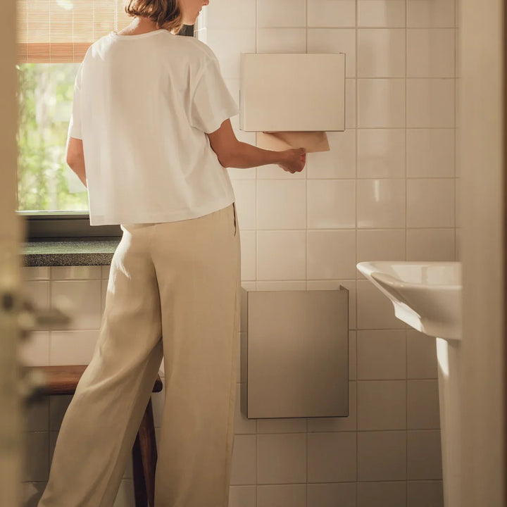 Skradelspand til væg i børstet stål