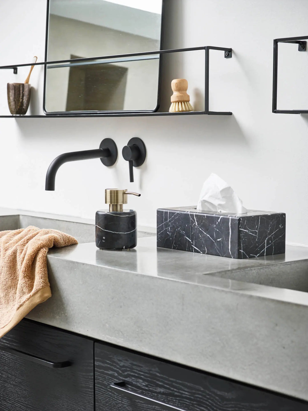 Nero kleenex holder i sort marmor fra Aquanova