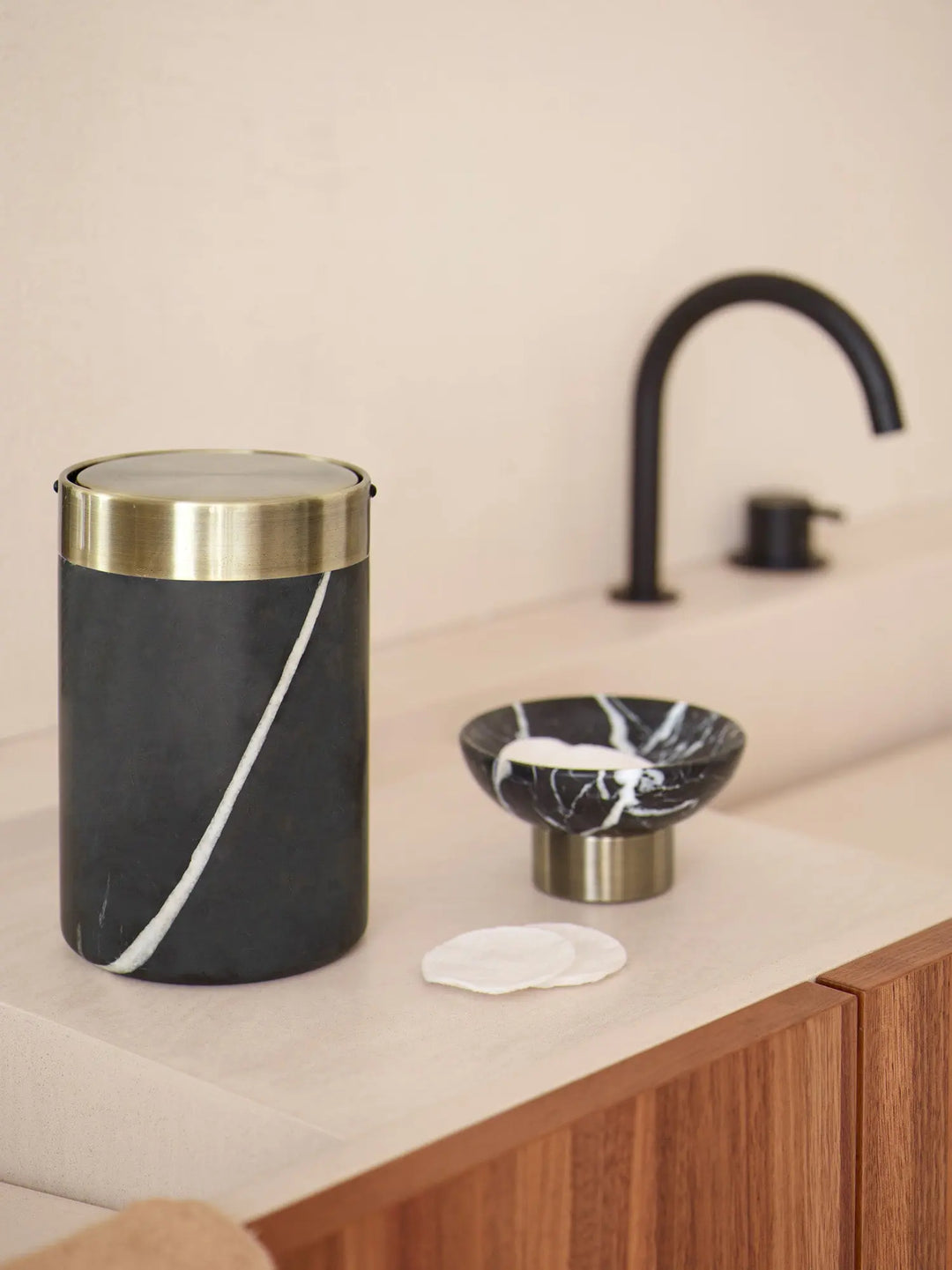 Nero soptunna med gångjärnslock