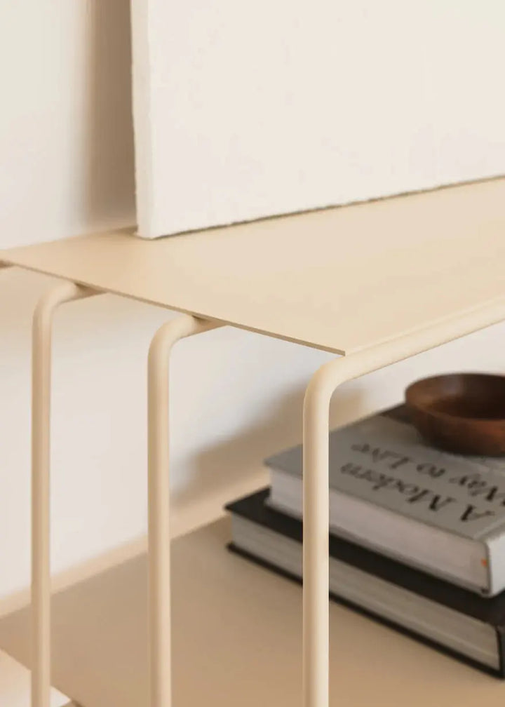 Beige konsolbord fra metallbude