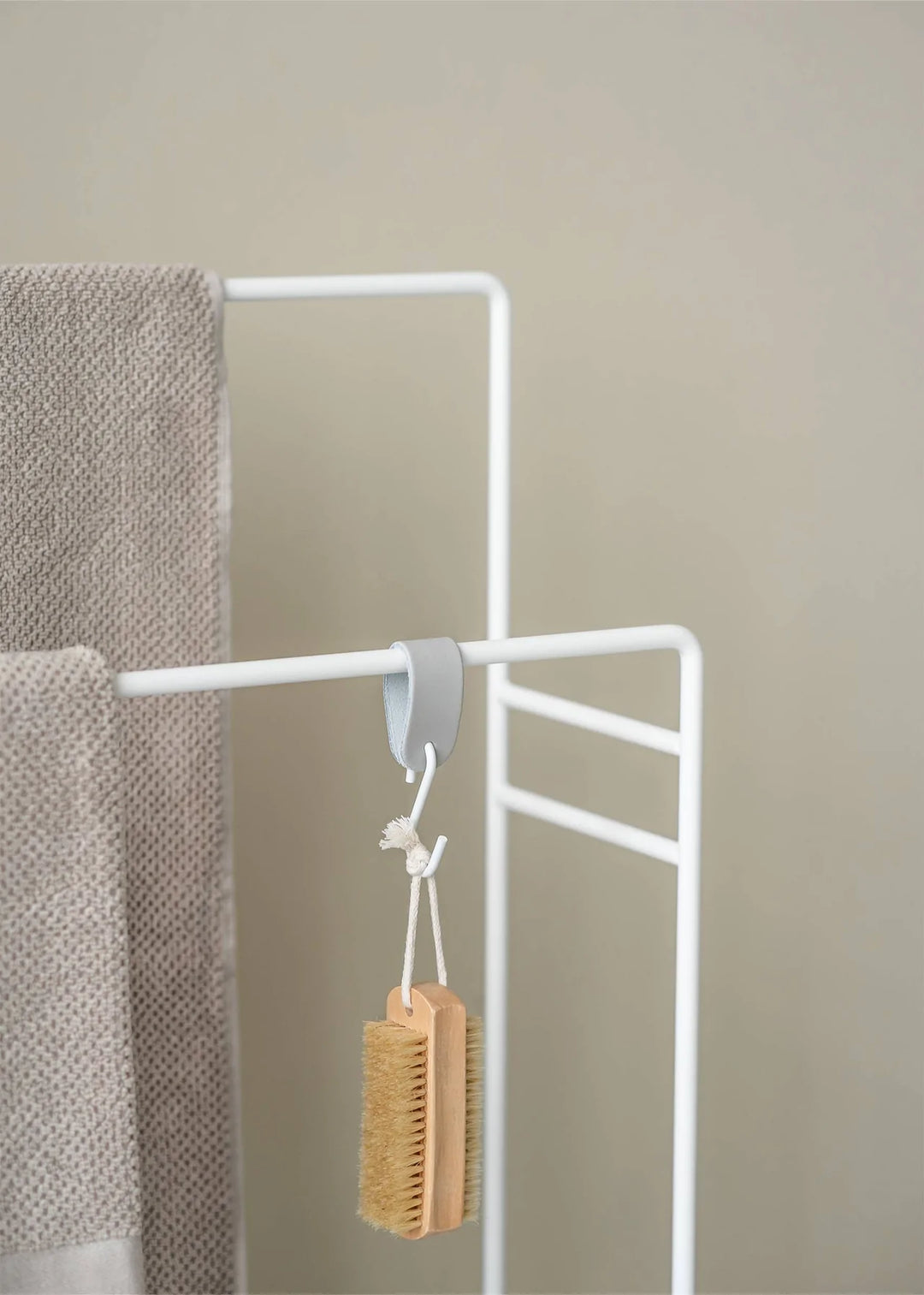 Hvid håndklædeholder