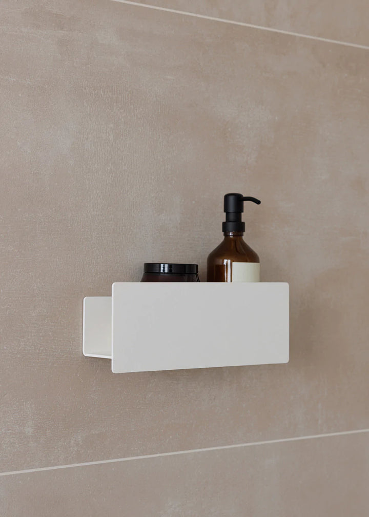 Hvide badehylde der limes op