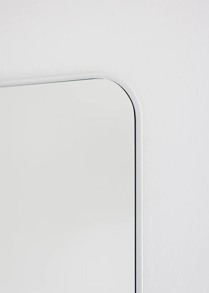 Hvidt spejl med hylde