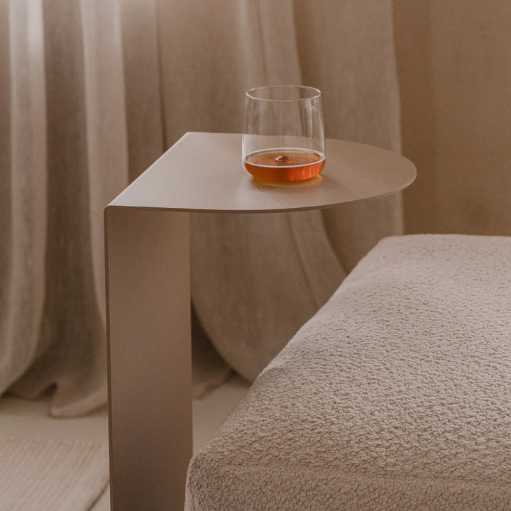 BERLIN bord som sidebord ved sofa – funktionelt bord til bøger og planter