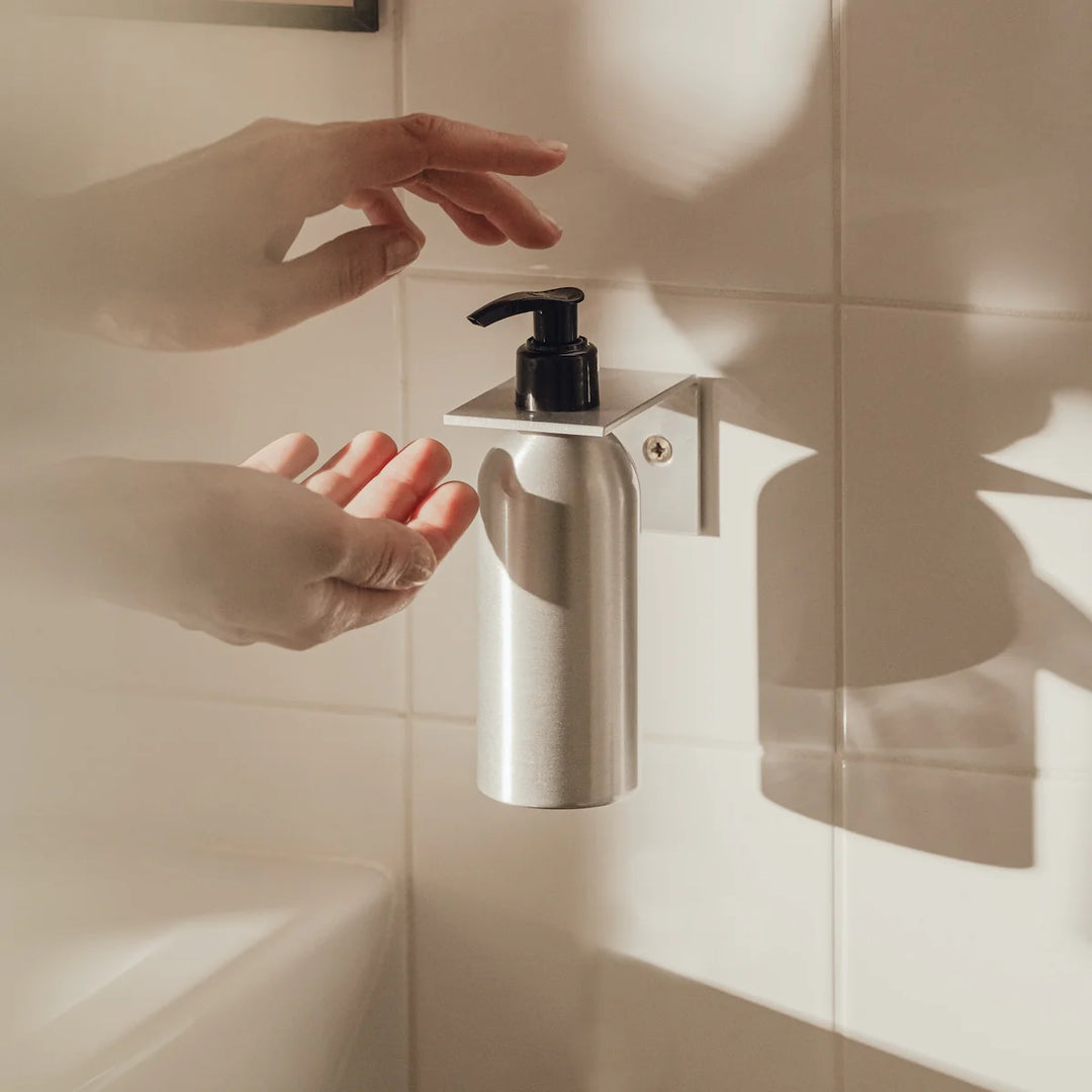 RAWW sæbedispenser i rå aluminium – vægmonteret sæbeholder med minimalistisk og industrielt design