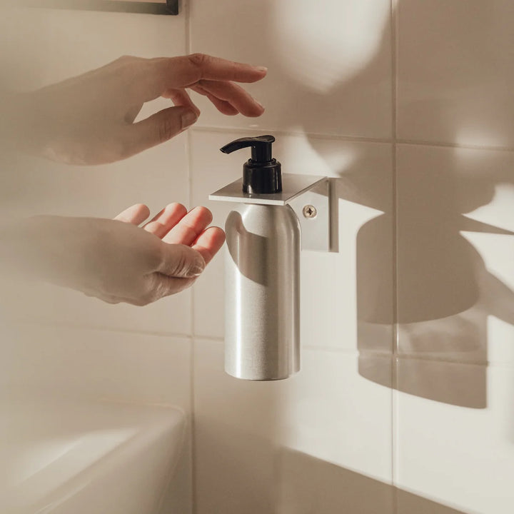 RAWW sæbedispenser i rå aluminium – vægmonteret sæbeholder med minimalistisk og industrielt design