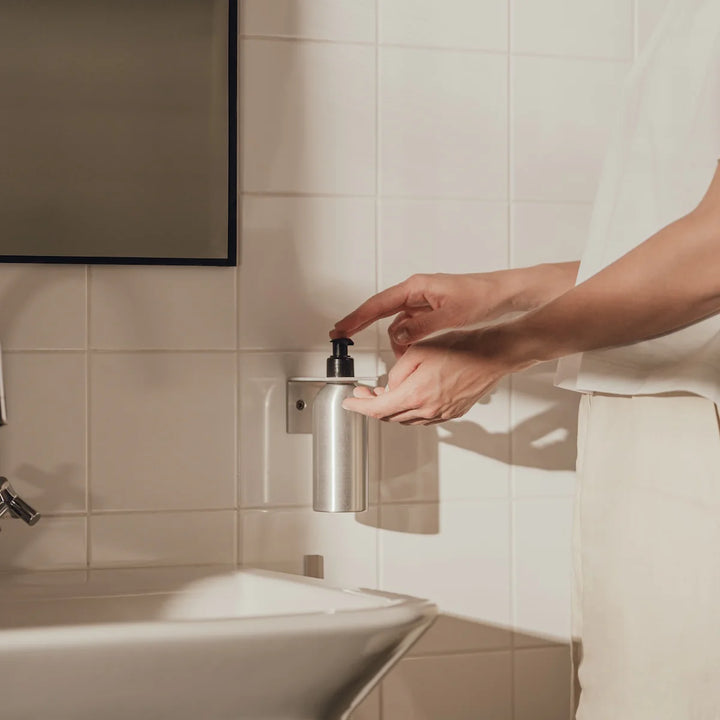 Væghængt RAWW pumpeflaskeholder i aluminium – moderne sæbedispenser til badeværelse og køkken