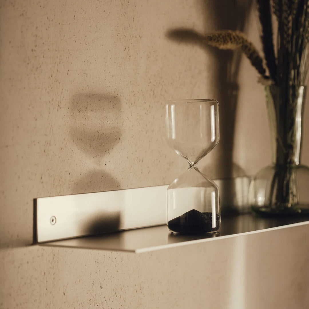 RAWW L-formet væghylde i rå aluminium – minimalistisk hylde med industriel elegance