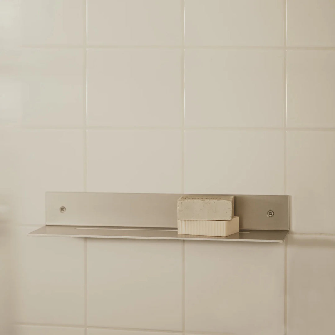 RAWW brusehylde i rå aluminium – minimalistisk væghylde til shampoo og sæbe i moderne badeværelse