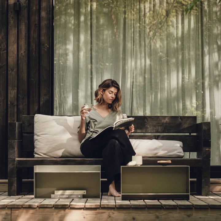 RAWW opbevaringsmodul set fra siden – åben konstruktion med forhøjede kanter i aluminium