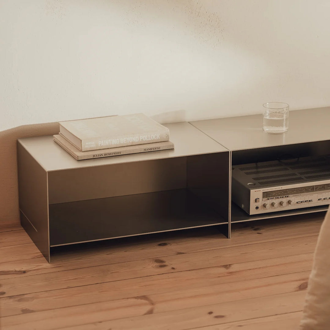 Detaljebillede af RAWW bord – mat aluminiumsoverflade med rå og autentisk finish