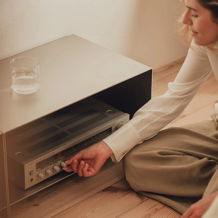 RAWW aluminiumsmøbel i stue – moderne opbevaringsmodul med minimalistisk udtryk