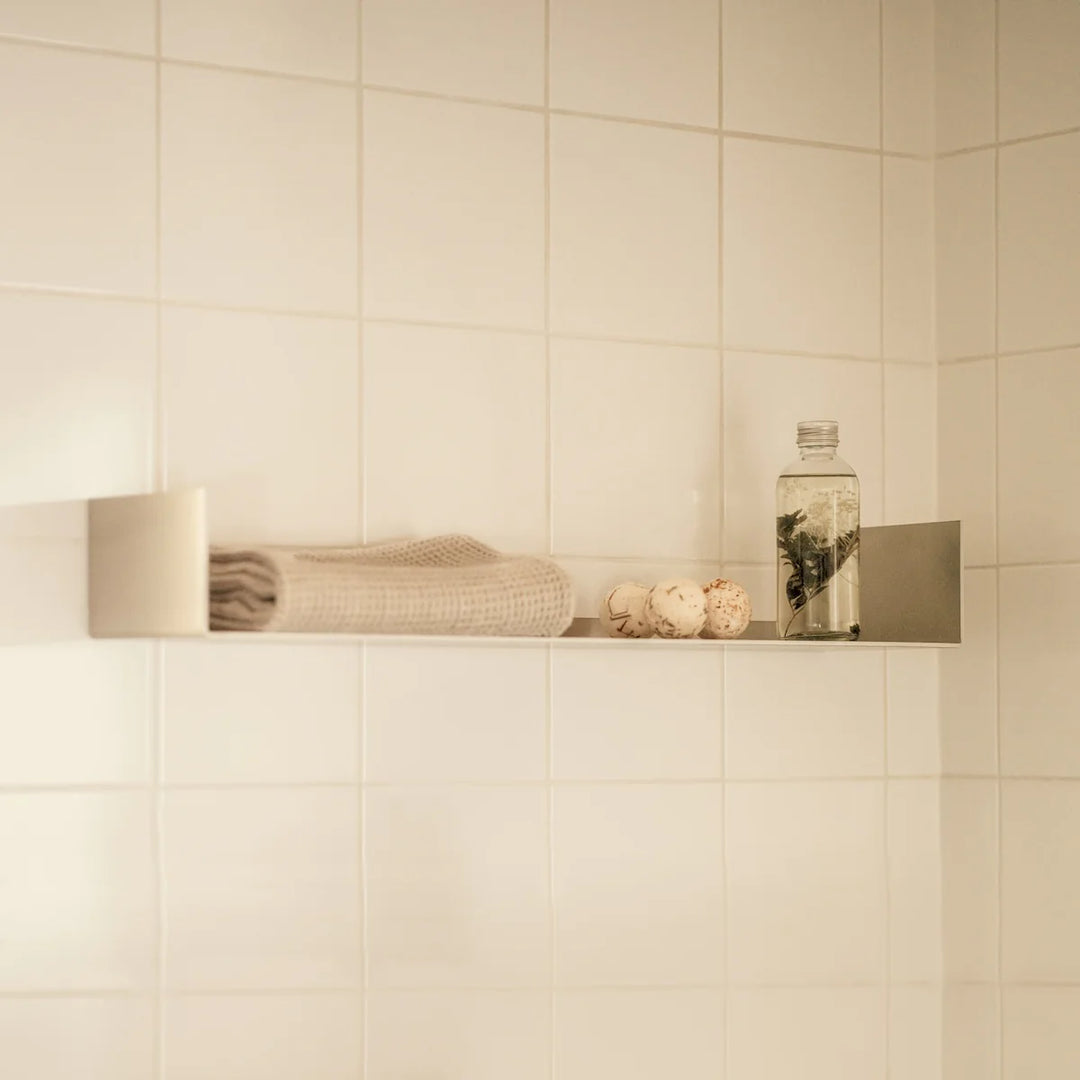 RAWW U-formet væghylde i rå aluminium – minimalistisk design med industriel karakter