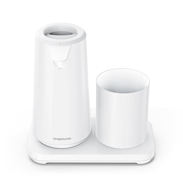 simplehuman sensor skumsæbedispenser med holder og tandbørstekrus i badeværelset