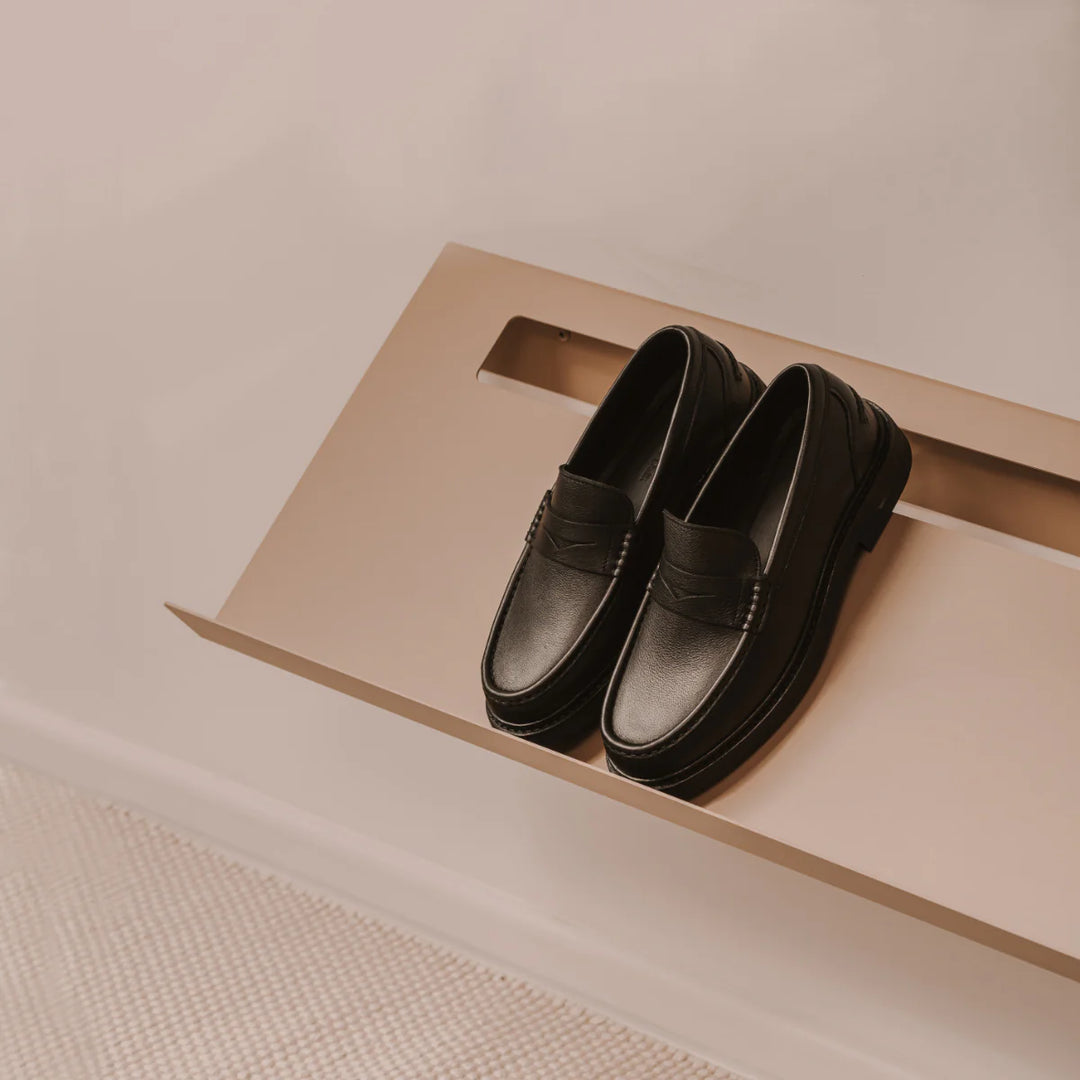 væghængt reol til sko i beige farve lavet i holdbar rustfristål- Elegant, moderne, nordic design 