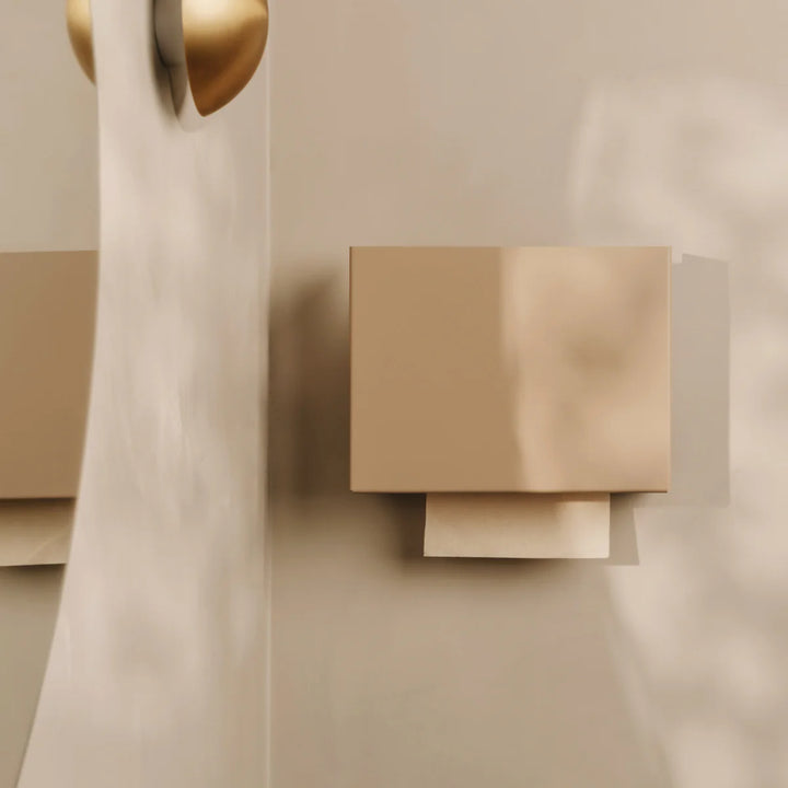 VILNIUS vægmonteret papir dispenser i sandfarvet pulverlakeret stål – minimalistisk og elegant design