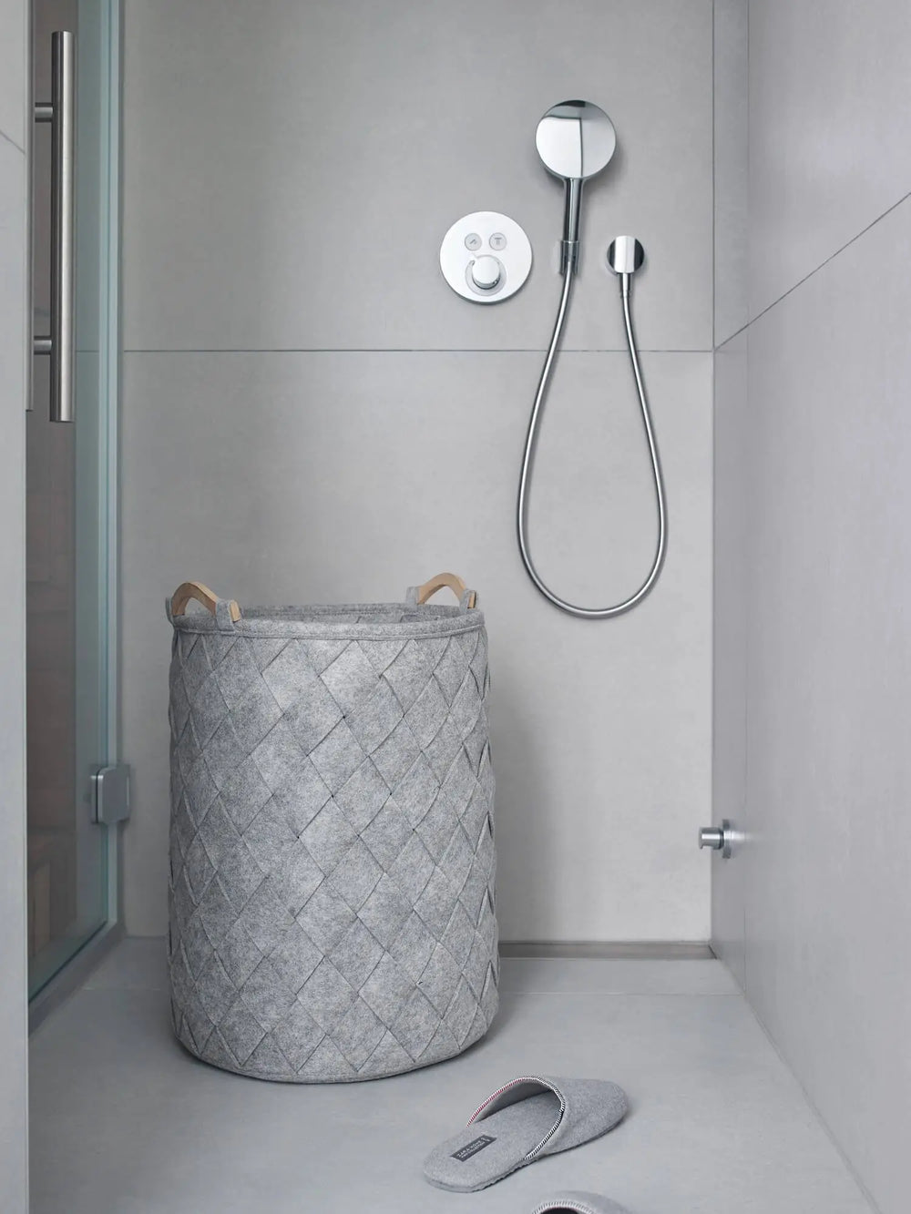 Lysegrå vasketøjskurv fra Aquanova i flet og filt