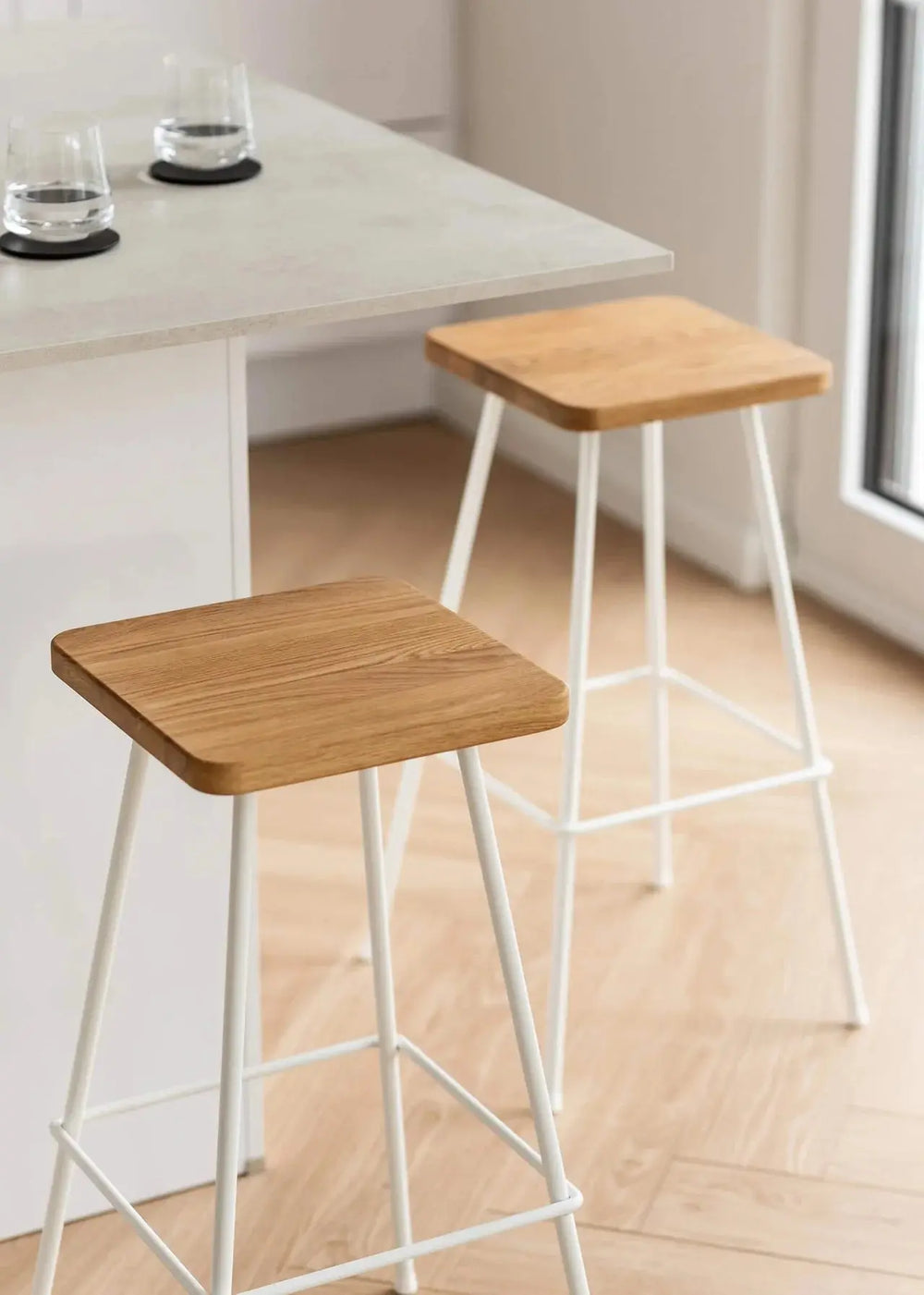 Hvid barstol med træ sæde